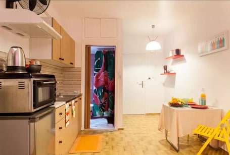 Ducha, artículos de tocador gratuitos, secador de pelo, toallas