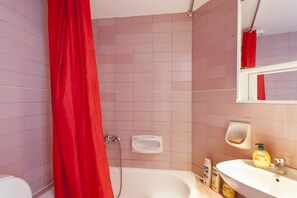 Apartment | Badezimmer | Badewanne, Komfortbadewanne, kostenlose Toilettenartikel, Haartrockner