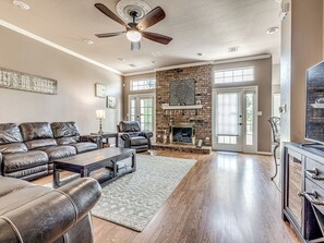 Älytelevisio, takka, kirjoja, stereot