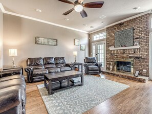 Smart TV, fireplace, books, stereo