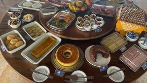 Una mesa de buffet con diversos alimentos y utensilios.