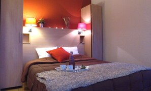 Con stile personalizzato, con arredamento individuale, tende oscuranti