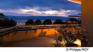 A balcony with a view of the sea and mountains during twilight. - VVF Lac Léman, Évian-les-Bains (Evian-les-Bains)
