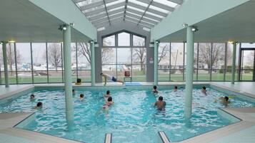 Piscine couverte, piscine extérieure (ouverte en saison)