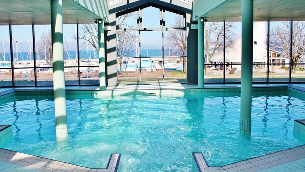 An indoor swimming pool with clear views of the marina and boats outside. - VVF Lac Léman, Évian-les-Bains (Evian-les-Bains)