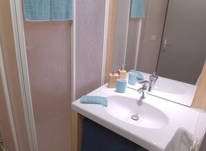 Shower, free toiletries, towels - VVF Lac Léman, Évian-les-Bains (Evian-les-Bains)