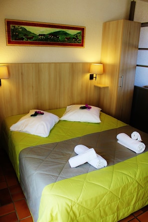 Individually decorated, individually furnished, blackout curtains - VVF Lac Léman, Évian-les-Bains (Evian-les-Bains)