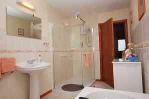 Cottage, 3 Bedrooms | Bathroom | Free toiletries, hair dryer, towels