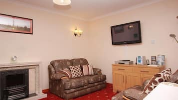 Cottage, 3 Bedrooms | Living room | LCD TV, fireplace, DVD player