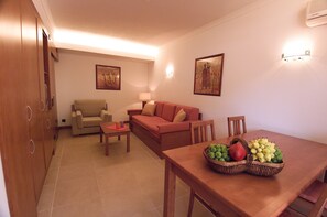 Apartamento, 1 habitación | Zona de estar | Una televisión de pantalla plana