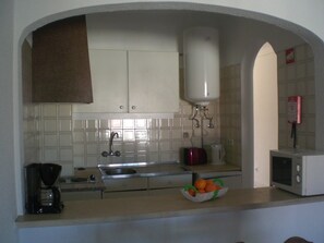 Apartamento, 1 habitación | Cocina privada | Frigorífico, microondas, placa de cocina y cafetera o tetera