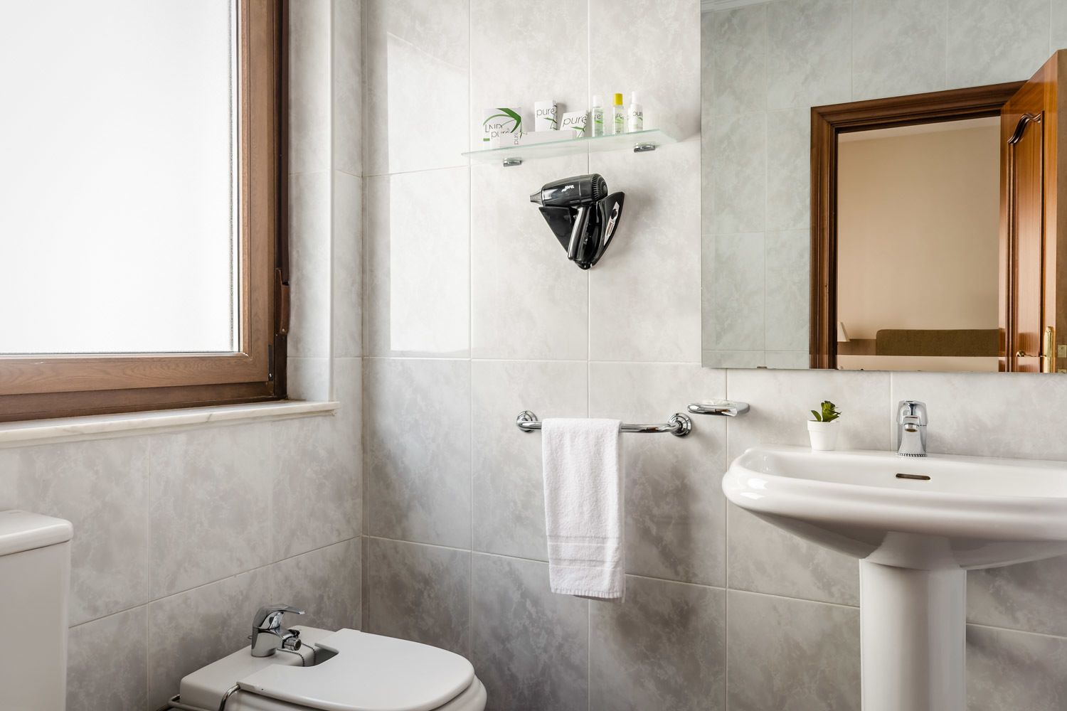 bathtub, deep-soaking bathtub, free toiletries, hair dryer