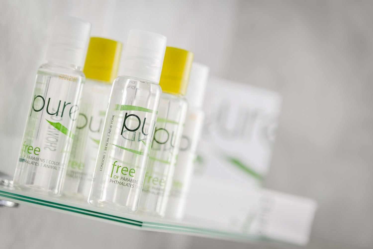 bathtub, deep-soaking bathtub, free toiletries, hair dryer