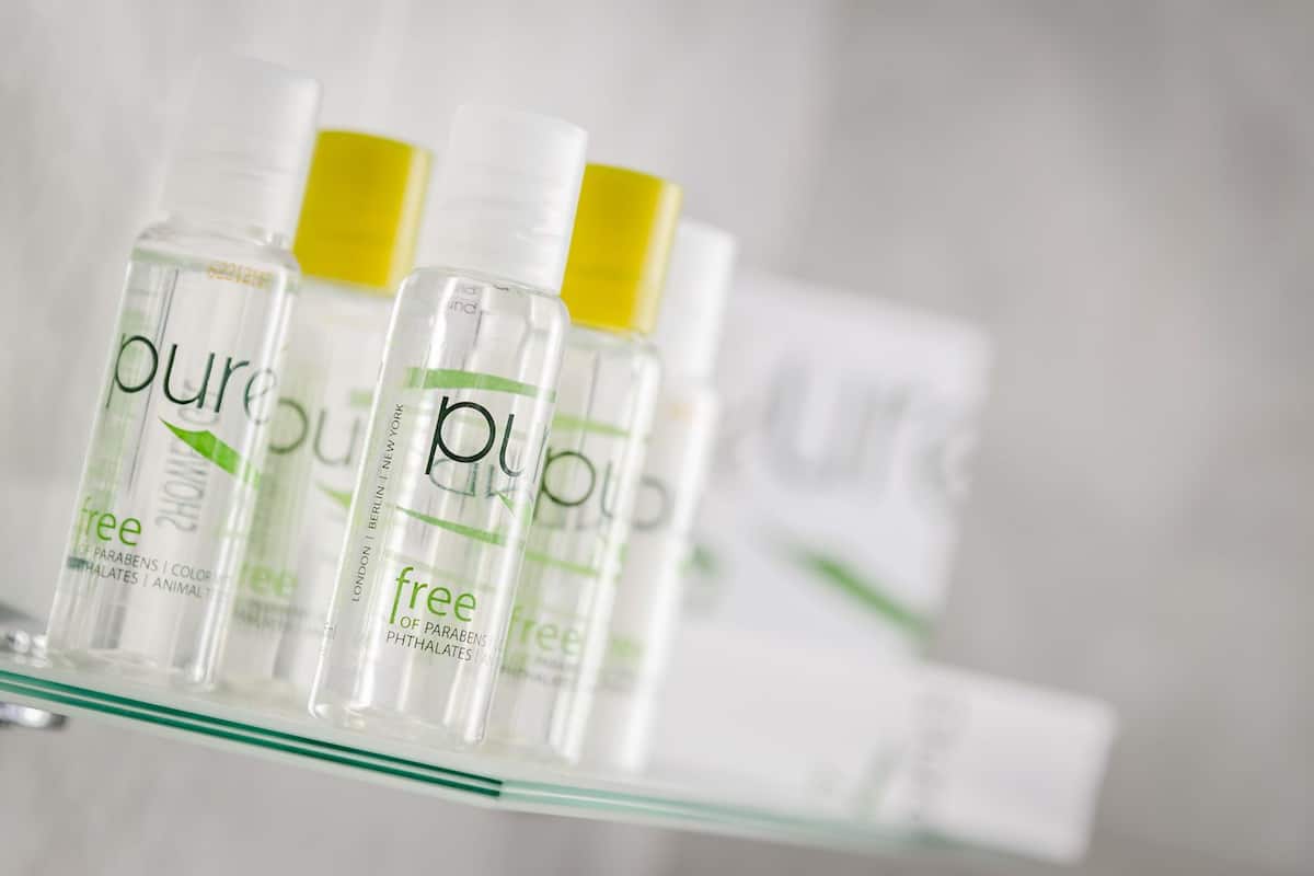 bathtub, deep-soaking bathtub, free toiletries, hair dryer