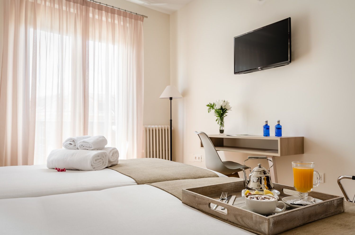 double or twin room | desk, soundproofing, free cots/infant beds, free wifi