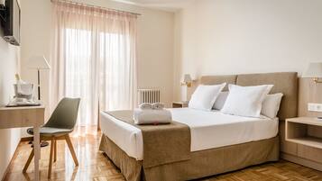 Een bureau, geluiddichte muren, gratis babybedden, gratis wifi