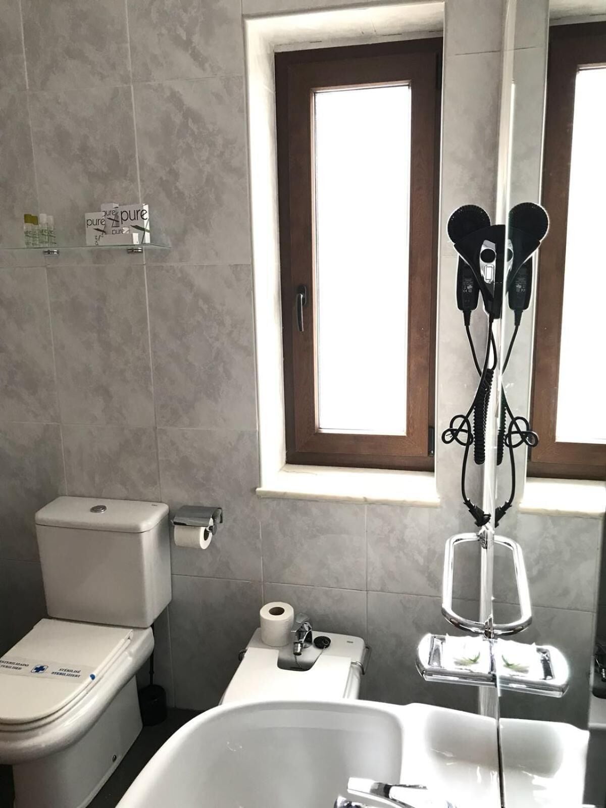 bathtub, deep-soaking bathtub, free toiletries, hair dryer