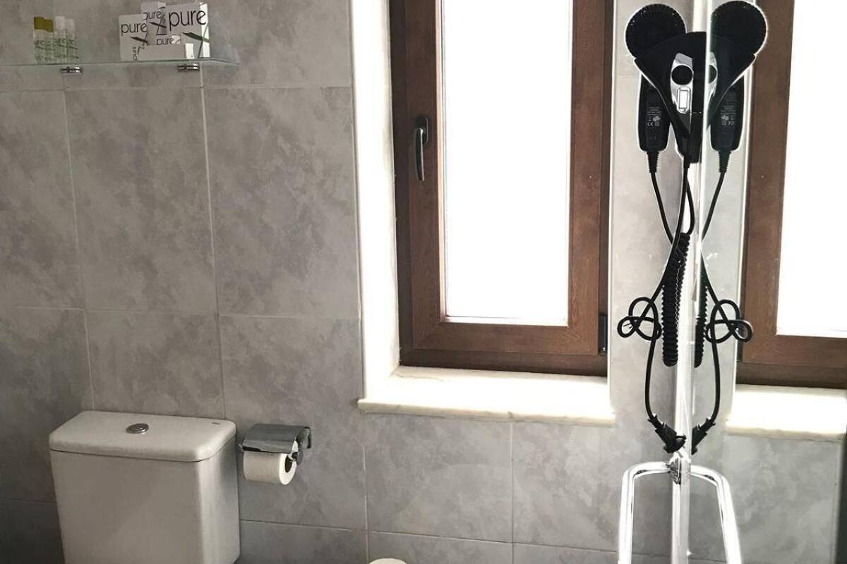 bathtub, deep-soaking bathtub, free toiletries, hair dryer