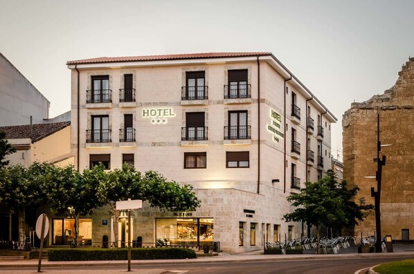 A hotel with a three-story structure, multiple balconies, and a ground-level restaurant. - Hotel Puerta Ciudad Rodrigo (Ciudad Rodrigo)