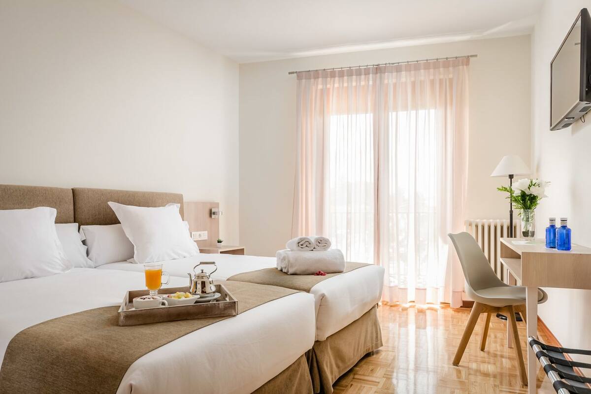 Double or Twin Room | Desk, soundproofing, cribs (free), WiFi (free)