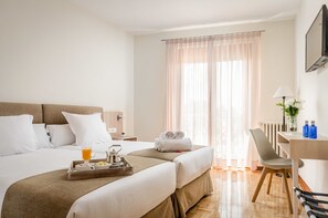 A hotel room with a bed, a desk, a chair, and a TV. - Hotel Puerta Ciudad Rodrigo (Ciudad Rodrigo)