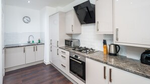 Unclassified image, 2 of 15, button - OYO Home Shoreditch Executive Deluxe 3 Bedroom (London)