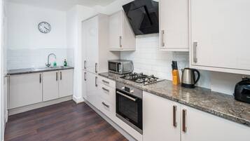 Apartment, 3 Bedrooms | Private kitchen