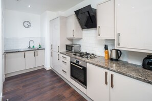 Private kitchen - OYO Home Shoreditch Executive Deluxe 3 Bedroom (London)