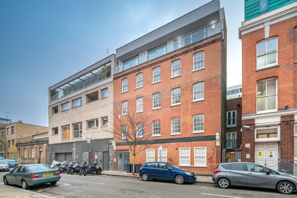 Front of property - OYO Home Shoreditch Executive Deluxe 3 Bedroom (London)