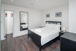 Free WiFi - OYO Home Shoreditch Executive Deluxe 3 Bedroom (London)