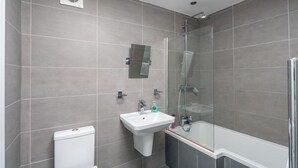 Unclassified image, 4 of 15, button - OYO Home Shoreditch Executive Deluxe 3 Bedroom (London)