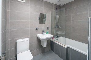 Bathroom - OYO Home Shoreditch Executive Deluxe 3 Bedroom (London)