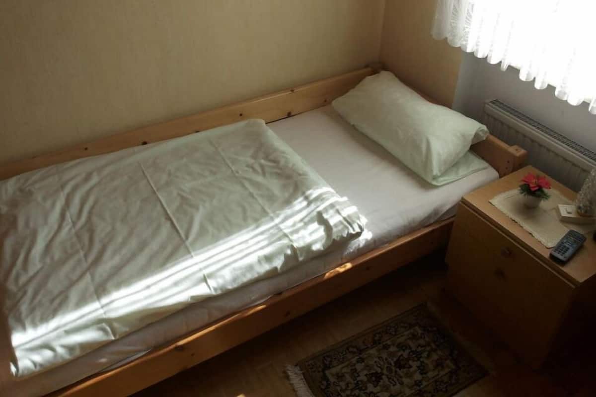 Single Room | Blackout curtains, free WiFi, bed sheets
