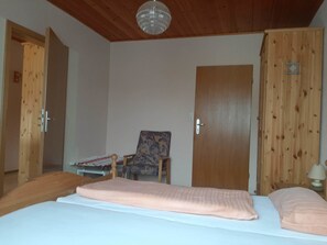 Quadruple Room | Blackout curtains, free WiFi, bed sheets - Pension Löffler (Steinbach am Wald)