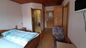 Habitación cuádruple | Cortinas blackout, wifi gratis y ropa de cama