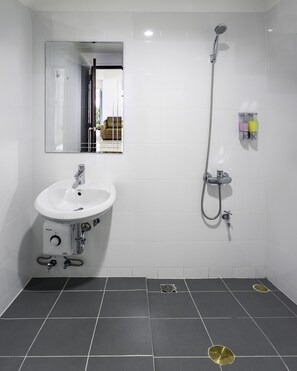 8-Bed Female Dormitory Room | 浴室 | 淋浴设施、免费洗浴用品、吹风机、毛巾