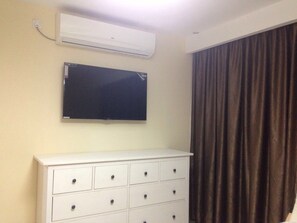 Deluxe Apartment, 1 Queen Bed, Non Smoking, City View | Room amenity
