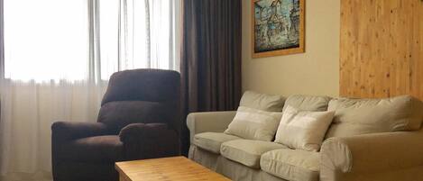 Apartamento luxo, 2 quartos | Sala de estar | TV LCD