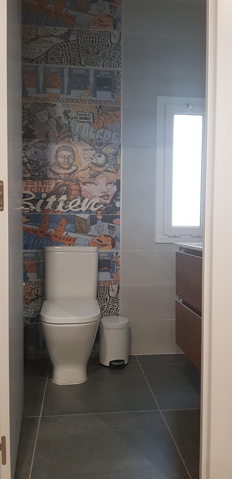 Une salle de bain avec des toilettes, un bidet et une fenêtre.