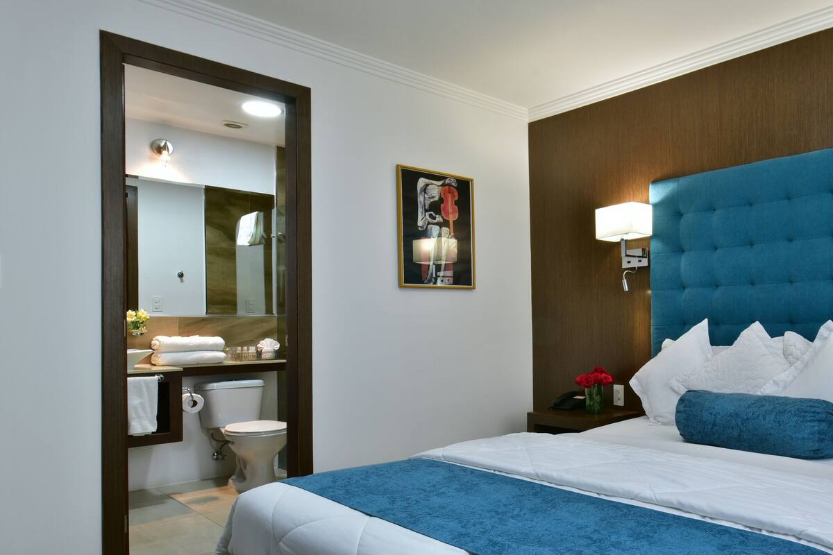 17 bedrooms, premium bedding, pillow-top beds, in-room safe