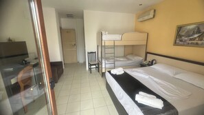 Familiekamer, balkon | Een kluis op de kamer, een bureau, gratis wifi, beddengoed