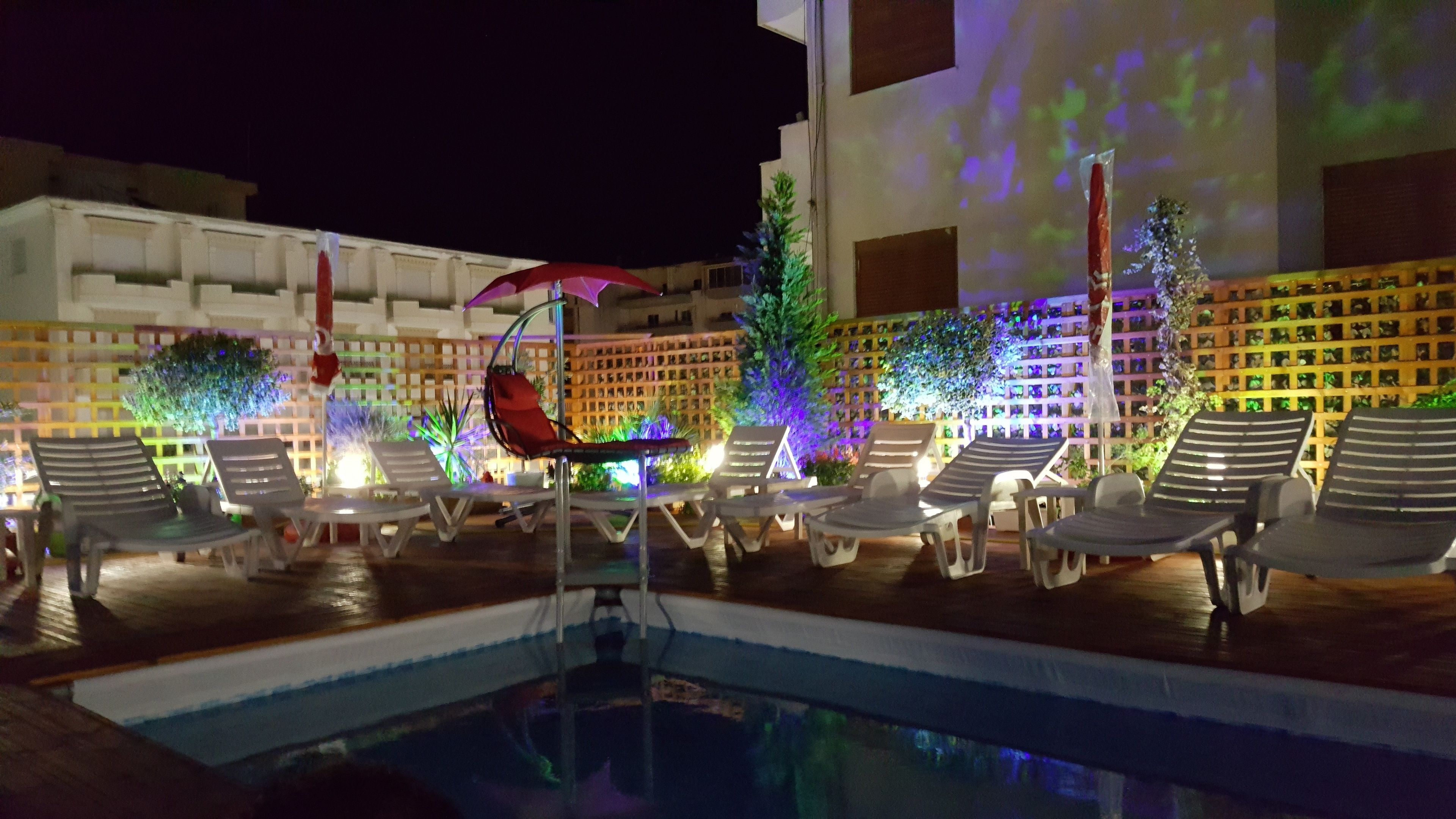 室外游泳池，開放時間為 11:00 至 18:00，提供泳池遮陽傘和日光浴躺椅