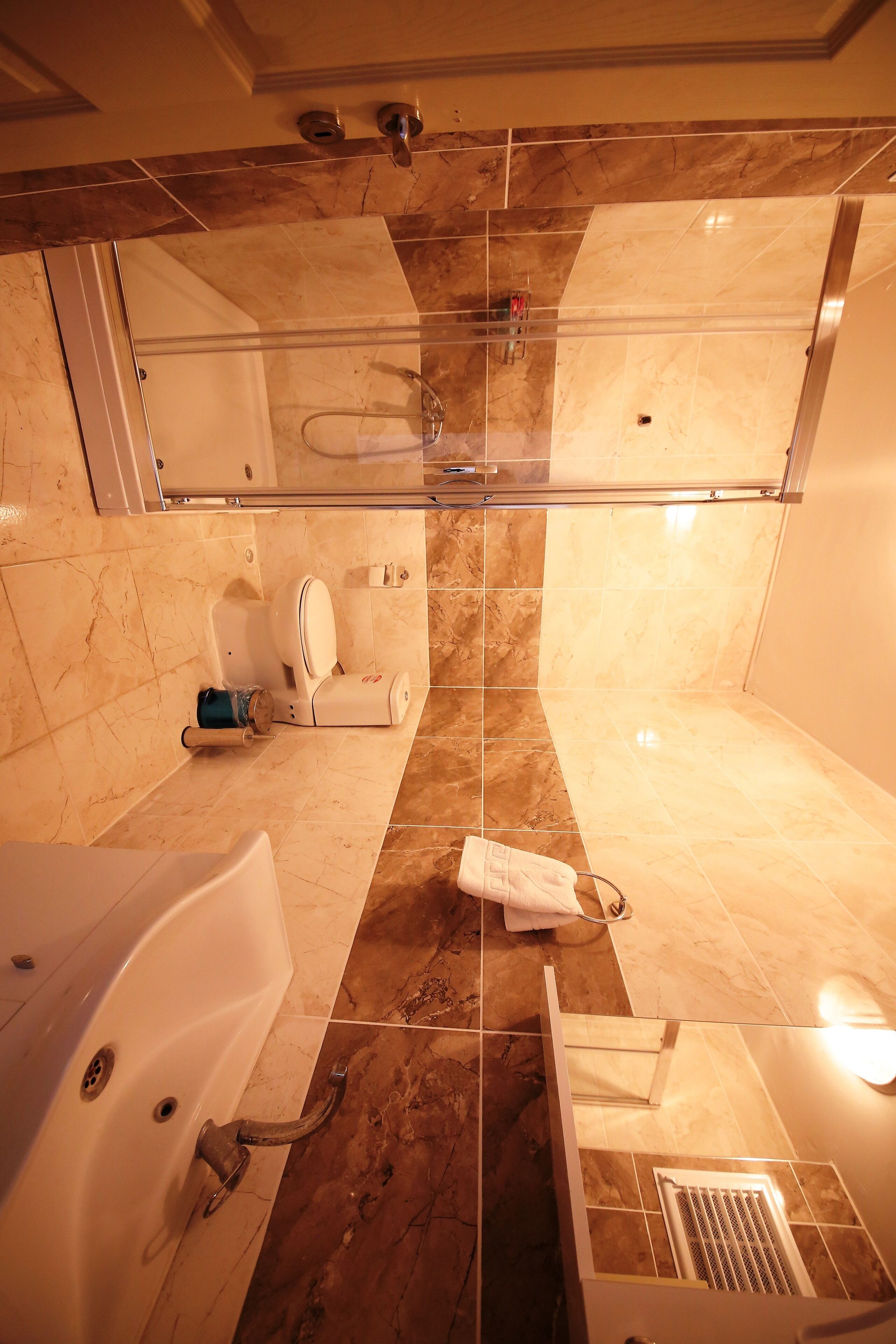 standard quadruple room | bathroom | free toiletries, hair dryer, slippers, towels
