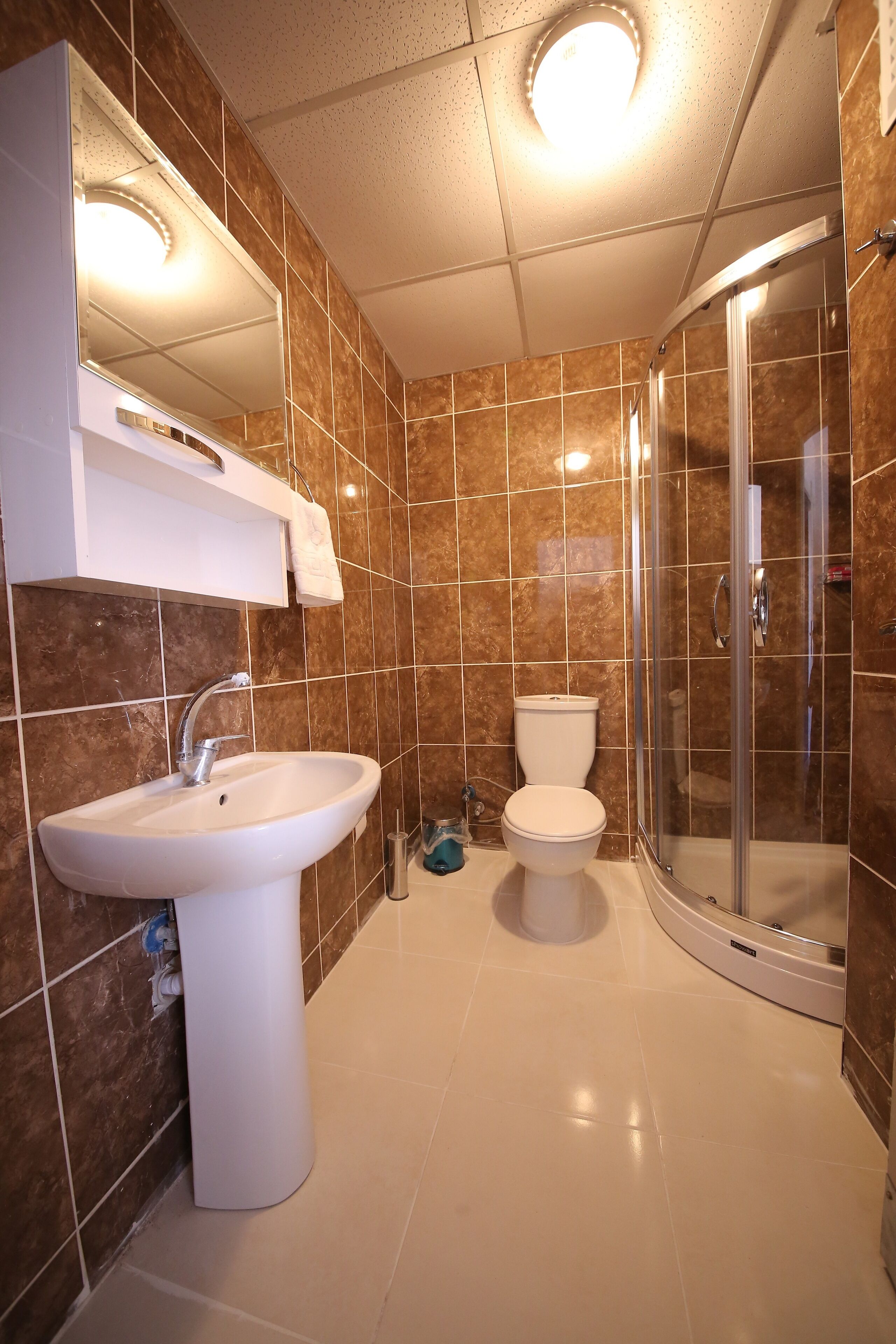 standard quadruple room | bathroom | free toiletries, hair dryer, slippers, towels