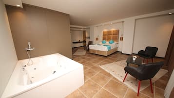 Elite Studio Suite, 1 Queen Bed, Jetted Tub, Courtyard View