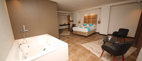 Elite-Studiosuite, 1 Queen-Bett, Whirlpool, Blick auf den Innenhof | Bettwäsche aus ägyptischer Baumwolle, hochwertige Bettwaren, Zimmersafe