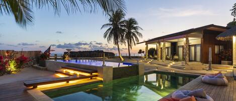 2 piscinas al aire libre, sombrillas, tumbonas