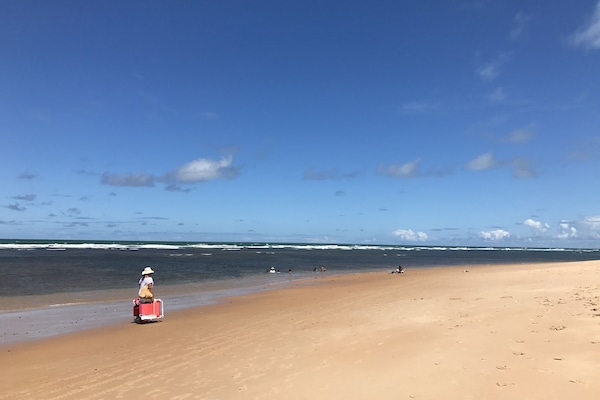 Am Strand, weißer Sandstrand, Sonnenschirme, Strandtücher