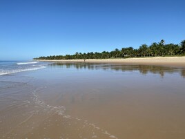 En la playa, arena blanca, sombrillas, toallas de playa