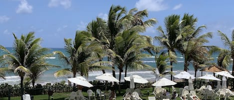 Utomhuspool, gratis cabanor och parasoller